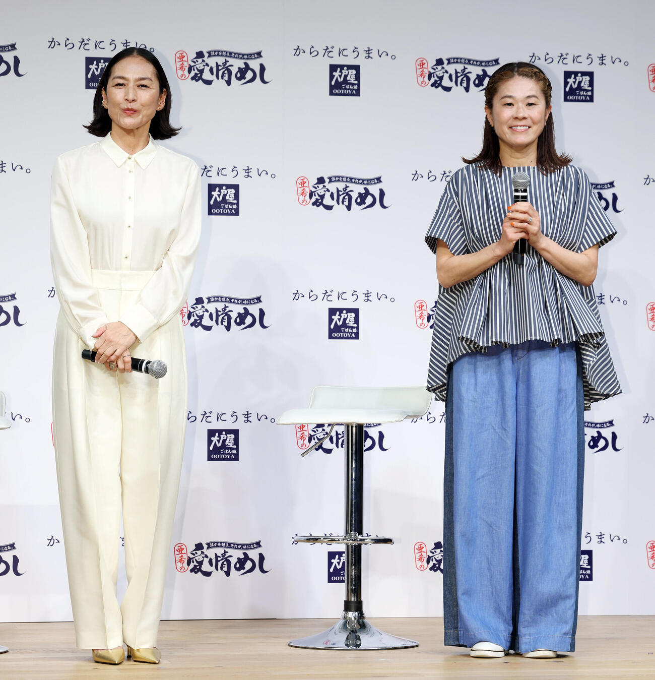 大戸屋「愛情めし」販売記念発表会に登壇した亜希（左）と澤穂希さん（撮影・宮地輝）