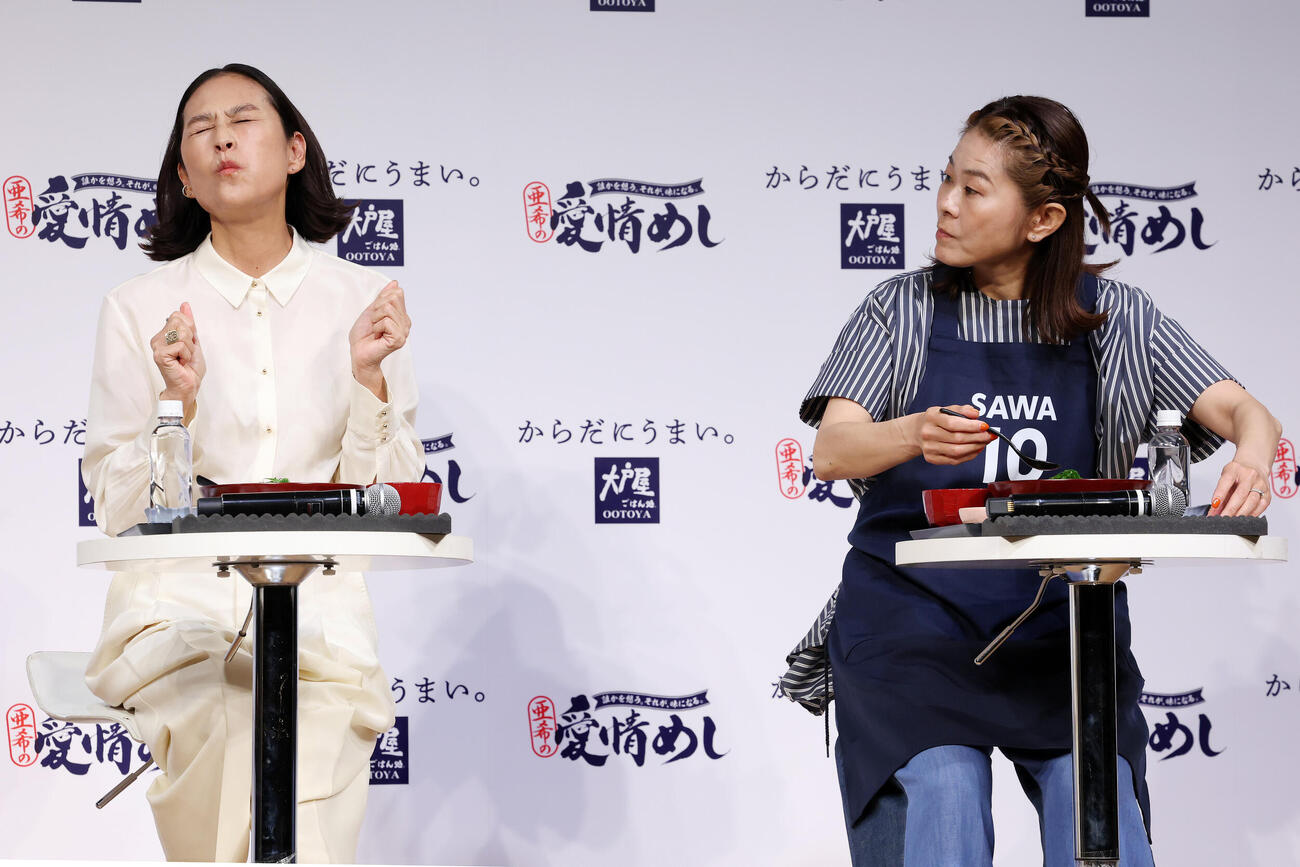大戸屋「愛情めし」販売記念発表会で試食する亜希（左）と澤穂希さん（撮影・宮地輝）