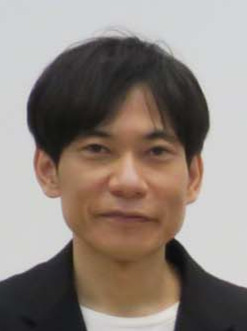 板倉俊之（2021年撮影）