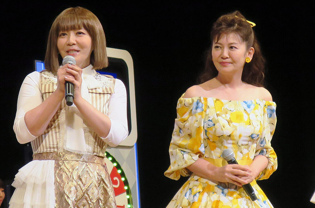 サマージャンボ抽せん会で。左から、華原朋美、南野陽子