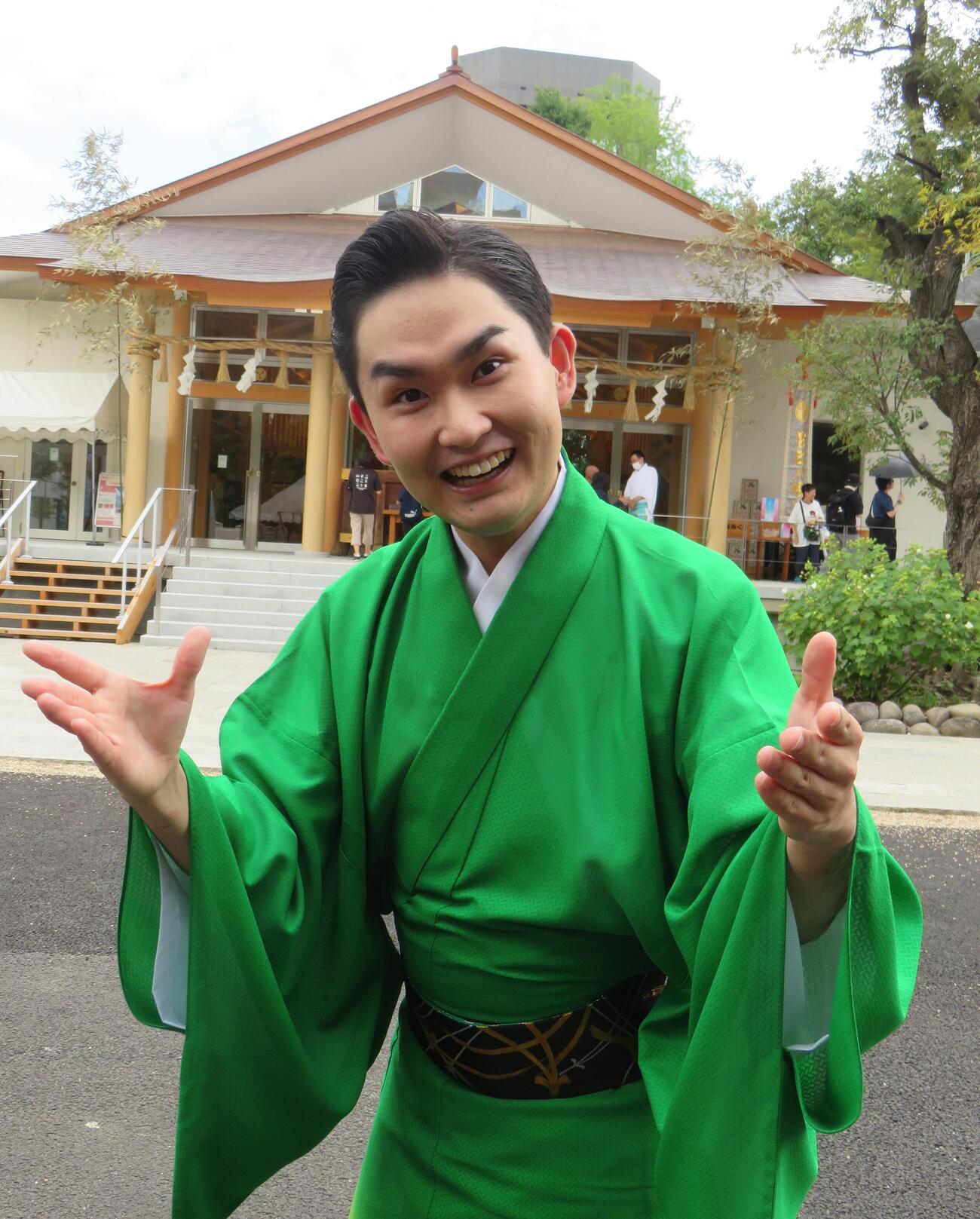 富岡八幡宮例大祭で歌唱ステージを行った彩青（撮影・松本久）
