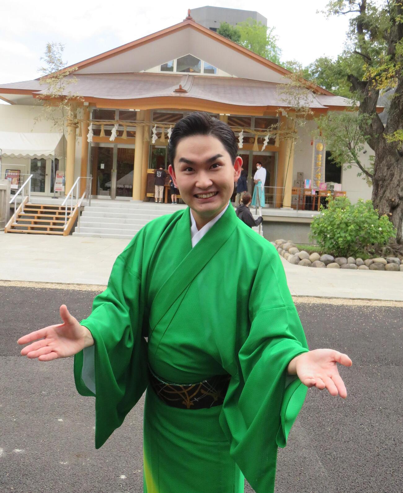 富岡八幡宮例大祭で歌唱ステージを行った彩青（撮影・松本久）
