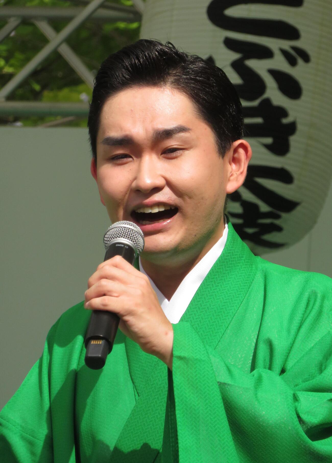 富岡八幡宮例大祭で歌唱ステージを行った彩青（撮影・松本久）
