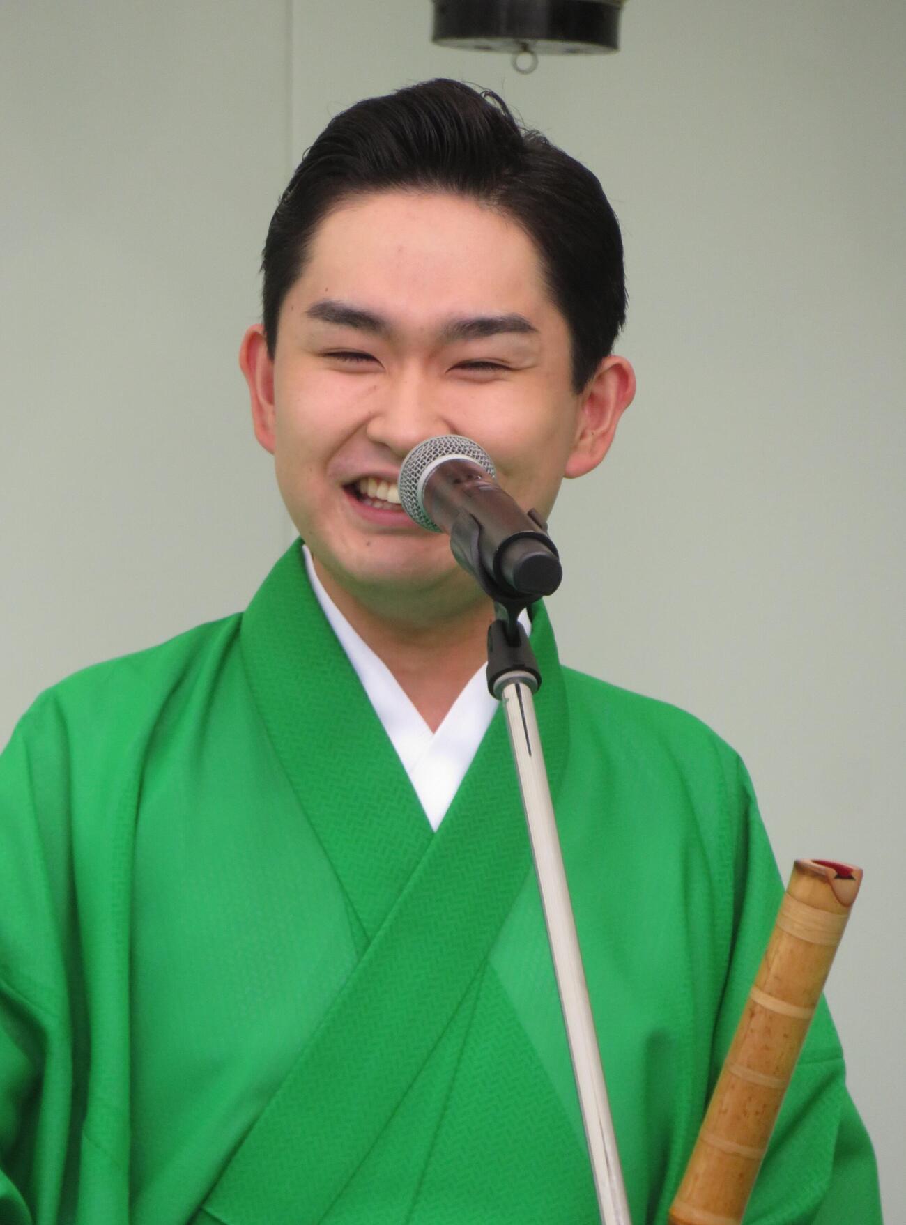 富岡八幡宮例大祭で歌唱ステージを行った彩青（撮影・松本久）
