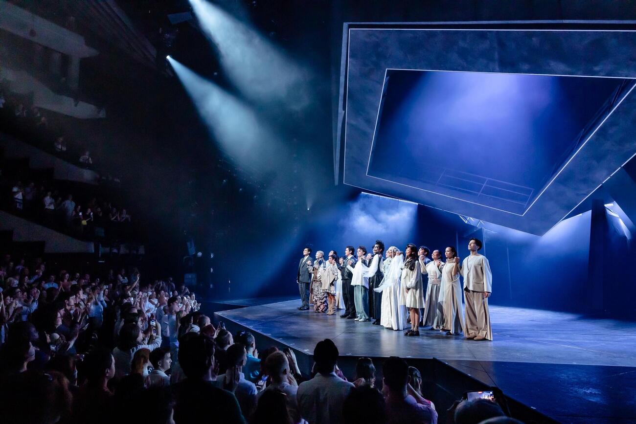 ホリプロ製作のオリジナルミュージカル「DEATH NOTE　：　The Musical」が英ロンドンのバービカン劇場で開幕した（C）大場つぐみ・小畑健／集英社