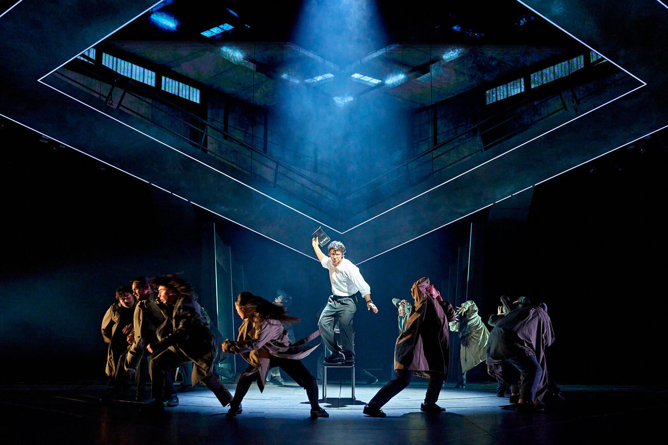 ホリプロ製作のオリジナルミュージカル「DEATH NOTE　：　The Musical」が英ロンドンのバービカン劇場で開幕した（C）大場つぐみ・小畑健／集英社