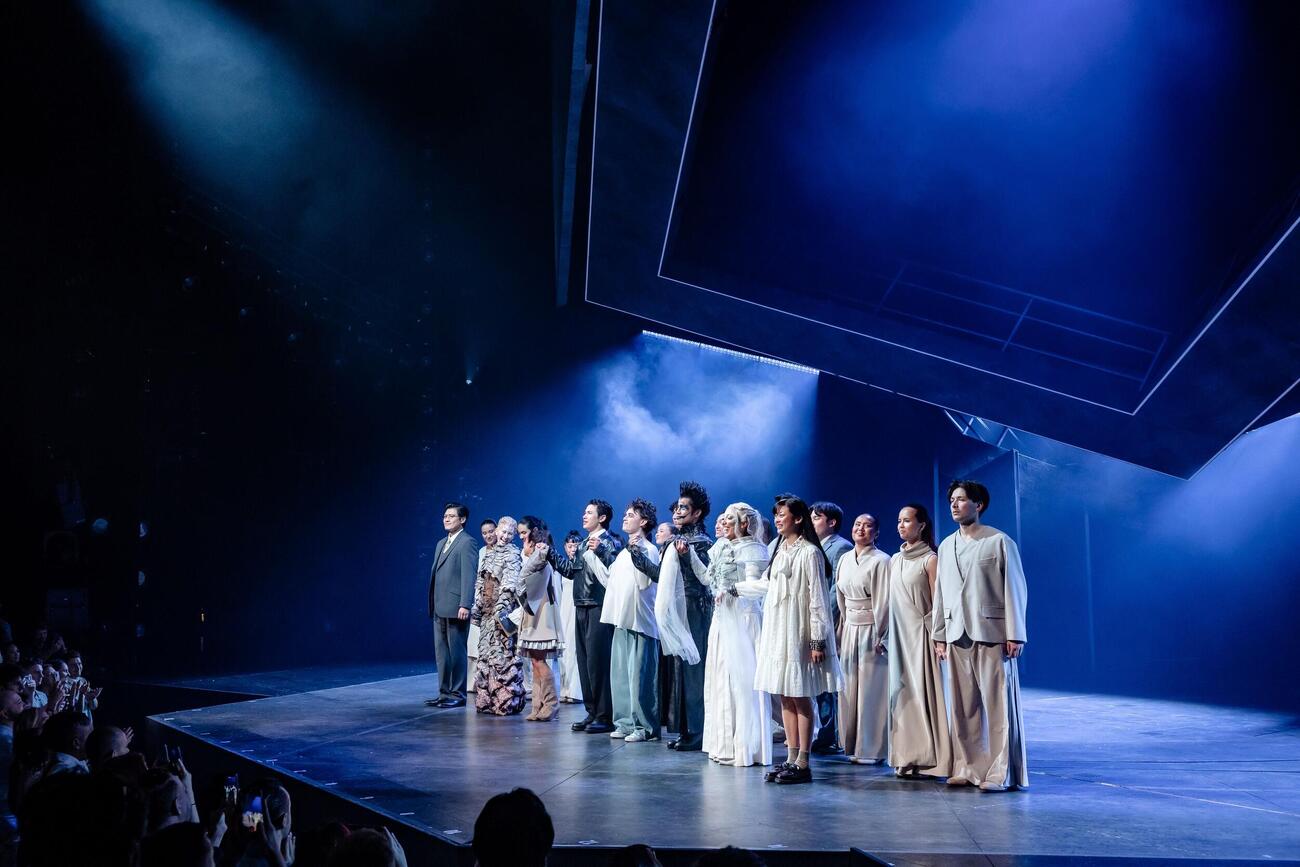 ホリプロ製作のオリジナルミュージカル「DEATH NOTE　：　The Musical」が英ロンドンのバービカン劇場で開幕した（C）大場つぐみ・小畑健／集英社