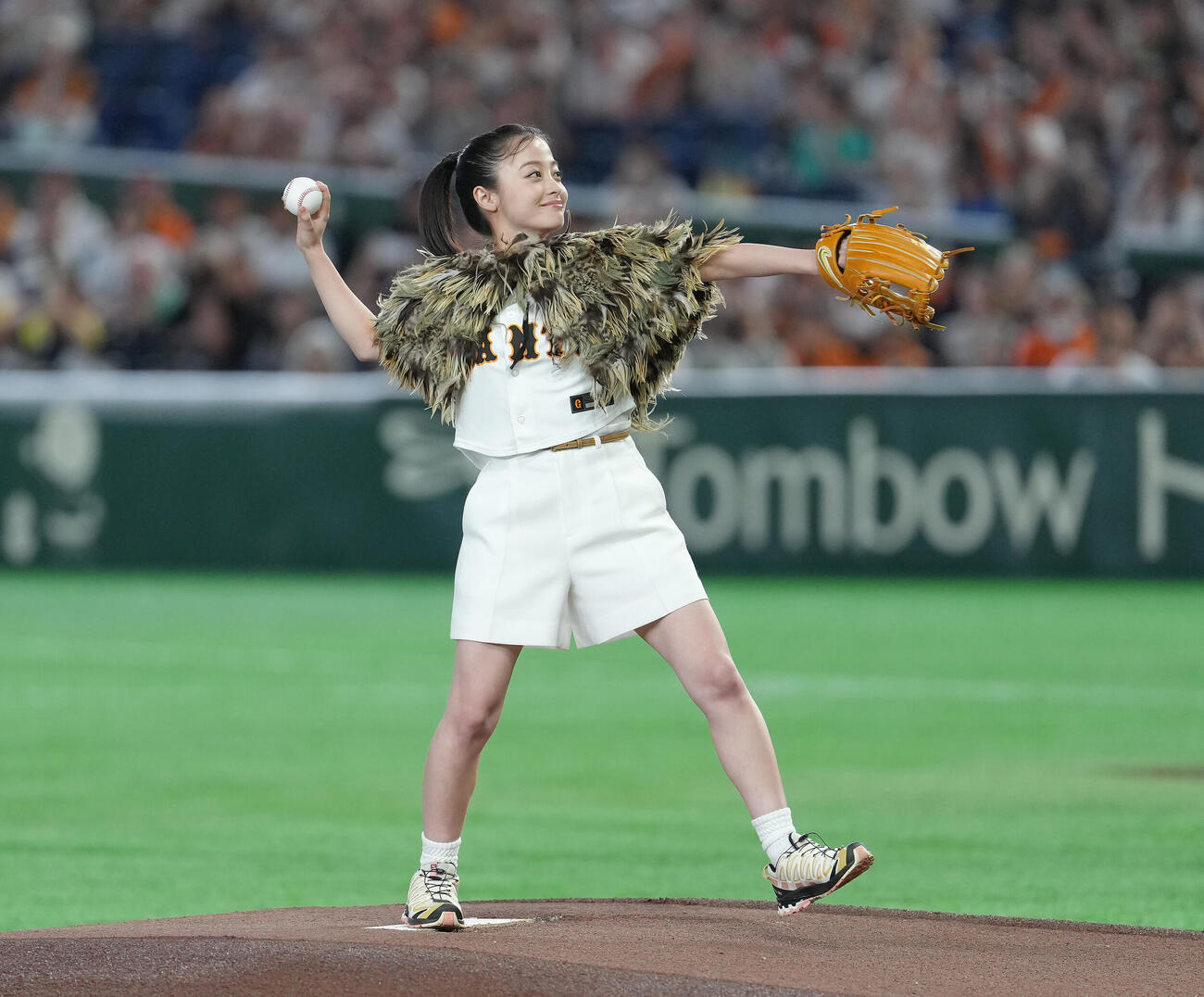 巨人対阪神　始球式に登場した橋本環奈（撮影・足立雅史）