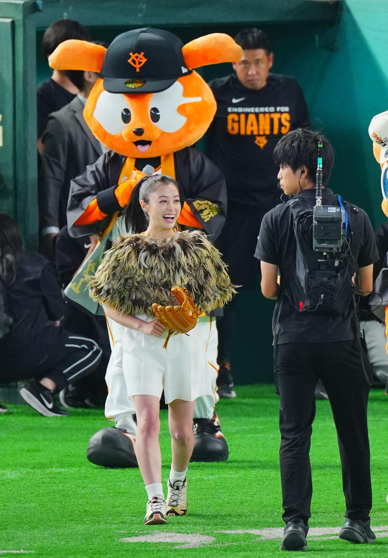 巨人対阪神　ファーストピッチに登場する橋本環奈（撮影・垰建太）