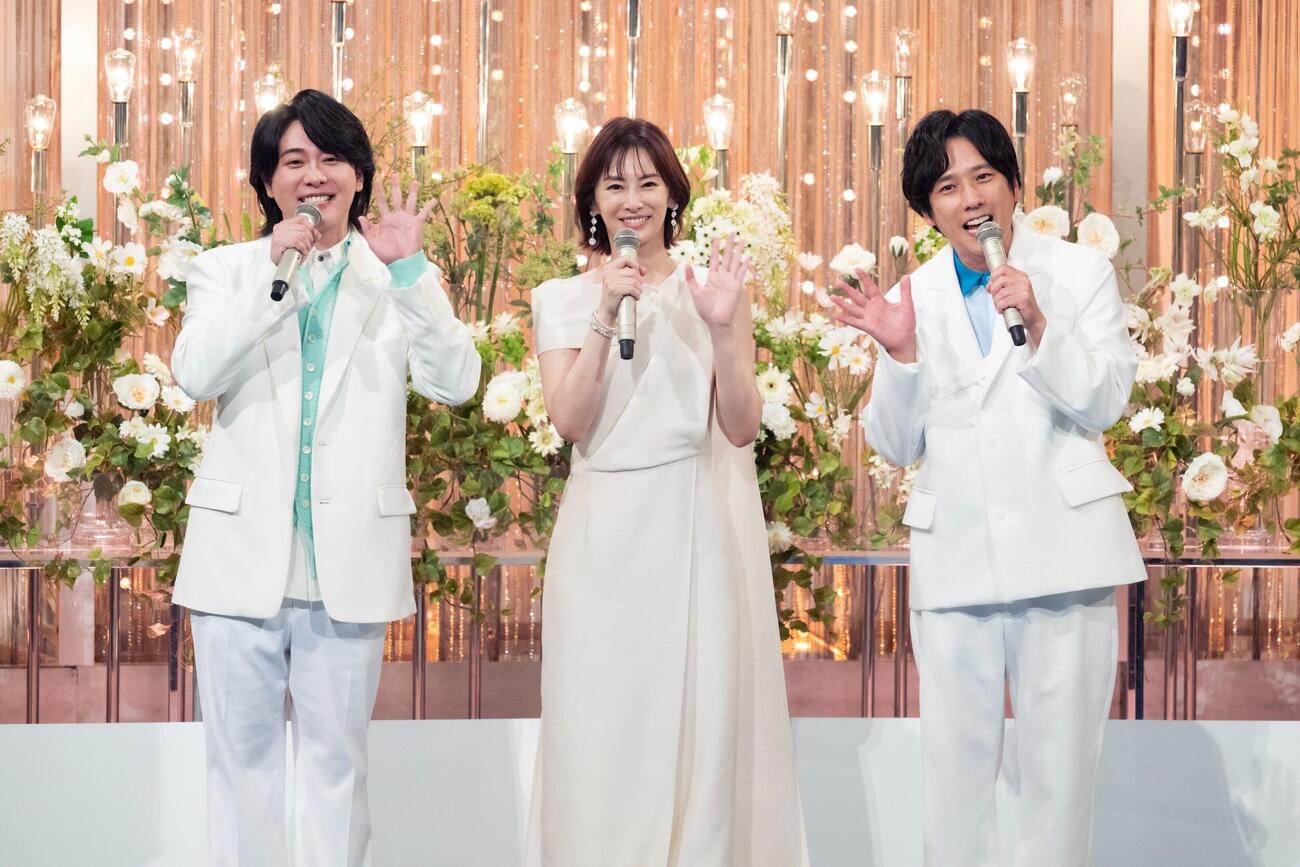 「NHK夏の音楽祭　うたであえたら　2026」で司会を務めた右から二宮和也、北川景子、Mrs. GREEN APPLE大森元貴