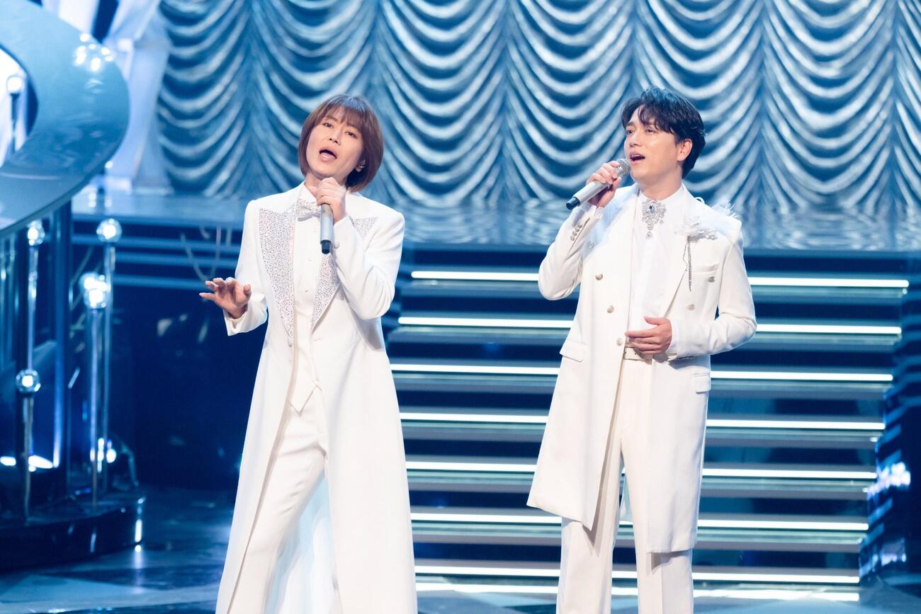 「NHK夏の音楽祭　うたであえたら　2026」に出演した氷川きよし（左）と山崎育三郎