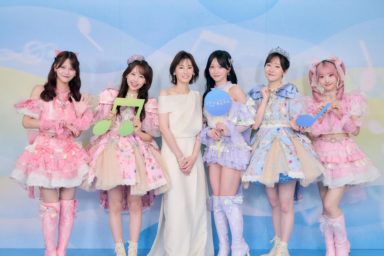 「NHK夏の音楽祭　うたであえたら　2026」で司会を務めた北川景子（左から3人目）は、左から「＝LOVE」髙松瞳、「FRUITS ZIPPER」松本かれん、1人おいて「＝LOVE」野口衣織、「FRUITS ZIPPER」真中まな、「＝LOVE」齋藤樹愛羅と記念撮影