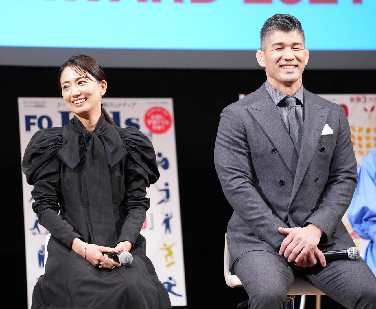 笑顔を見せる井上康生（右）と東原亜希夫妻（2021年11月撮影）