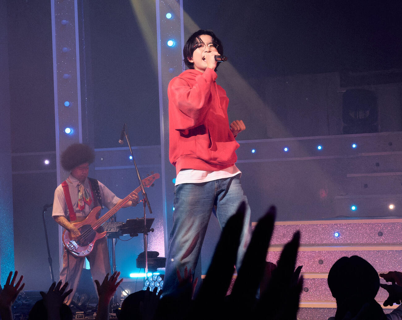 「AKASAKI LIVE 2026 last YOUNG」で歌唱するAKASAKI（TOMOKAZU TAZAWA撮影）