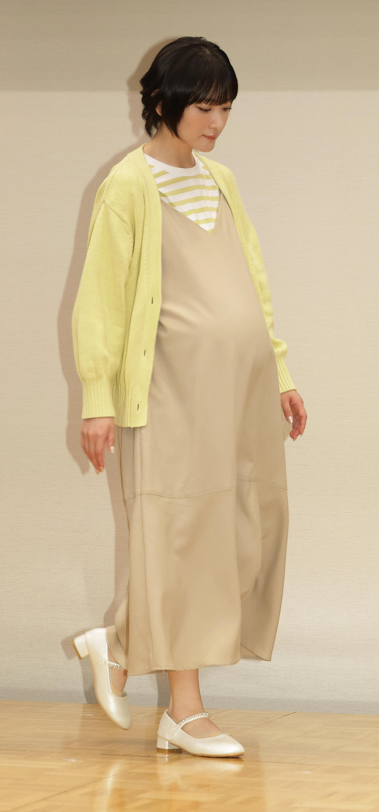 妊婦姿で舞台「呪怨」製作発表会見を行う生駒里奈（撮影・中島郁夫）