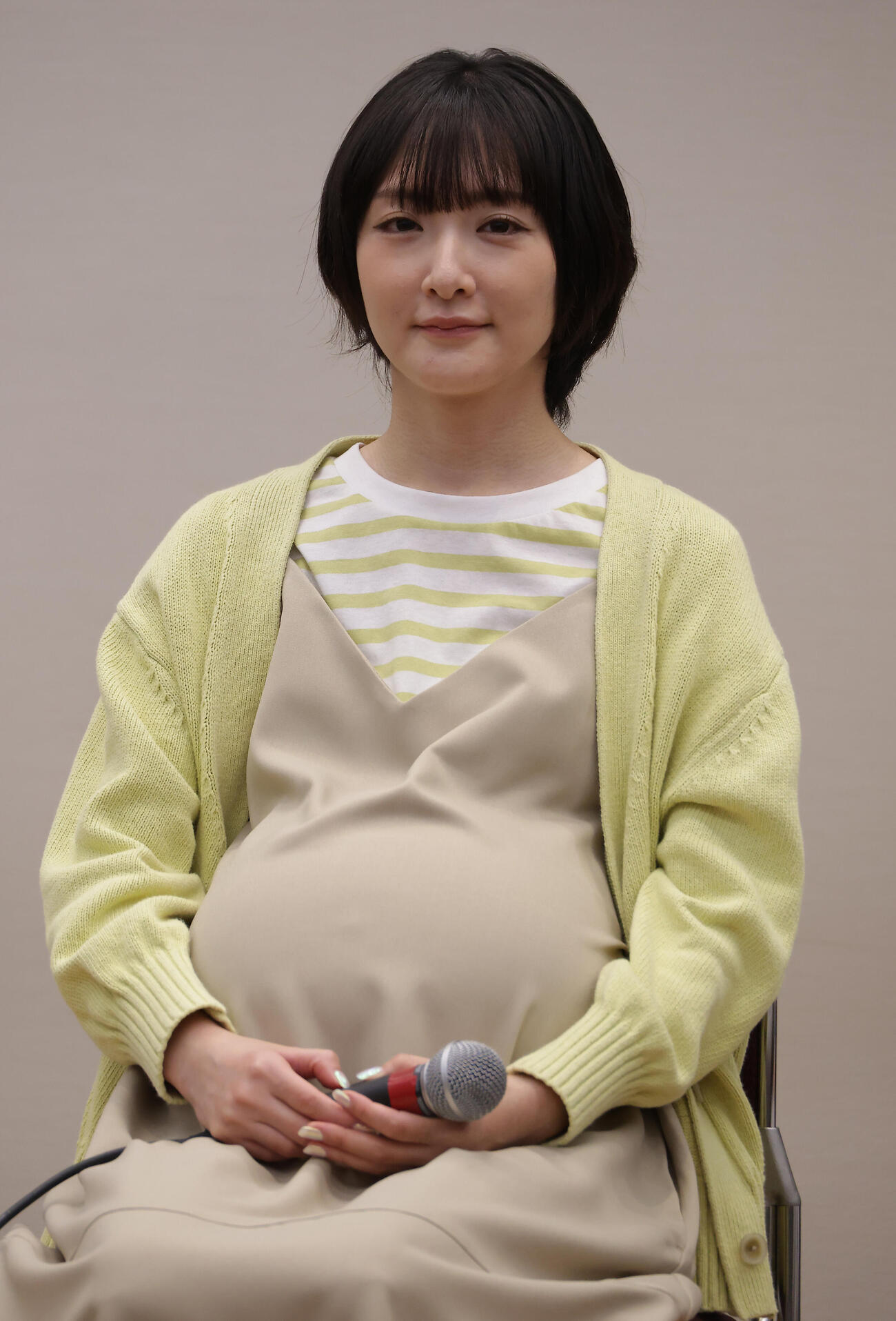 妊婦姿で舞台「呪怨」製作発表会見を行う生駒里奈（撮影・中島郁夫）