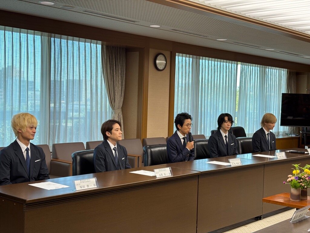 熊本県庁を訪問した、左から塚田僚一、五関晃一、井ノ原快彦、戸塚祥太、橋本良亮