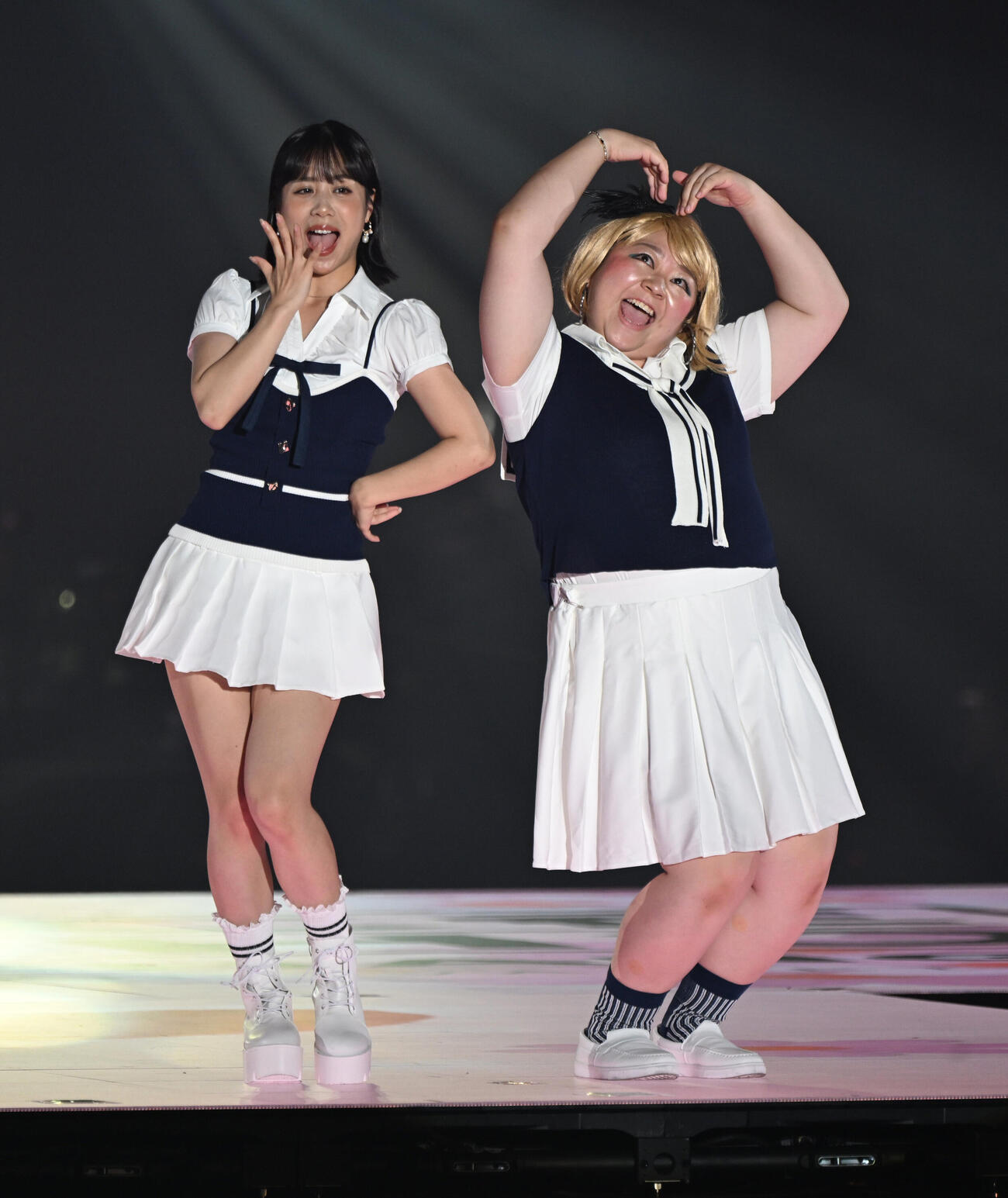 関西コレクションに登場するいわたまあり（左）とやしろ優（撮影・和賀正仁）