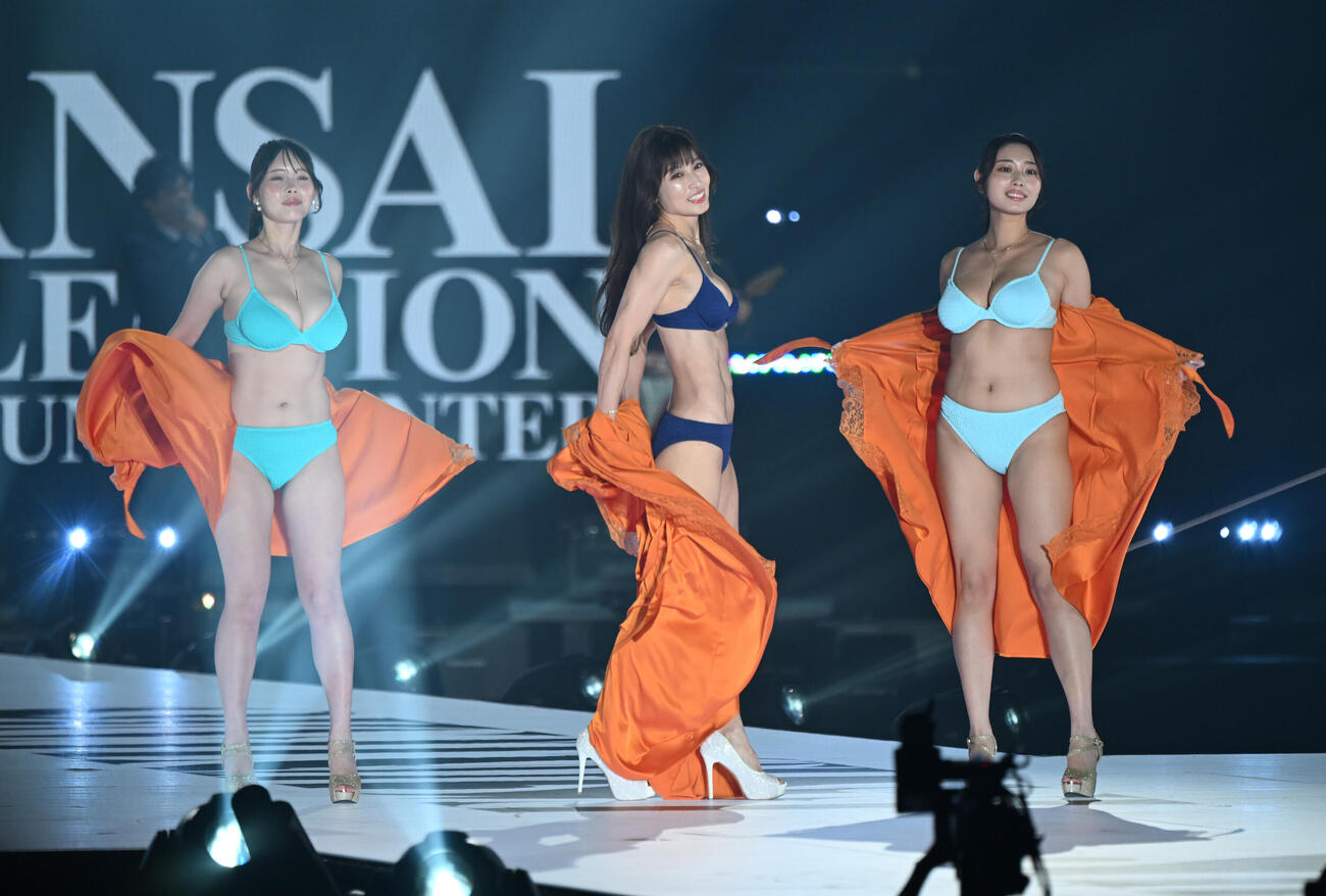関西コレクションのランウェーに登場する左から白川愛梨、熊田曜子、星野琴（撮影・和賀正仁）