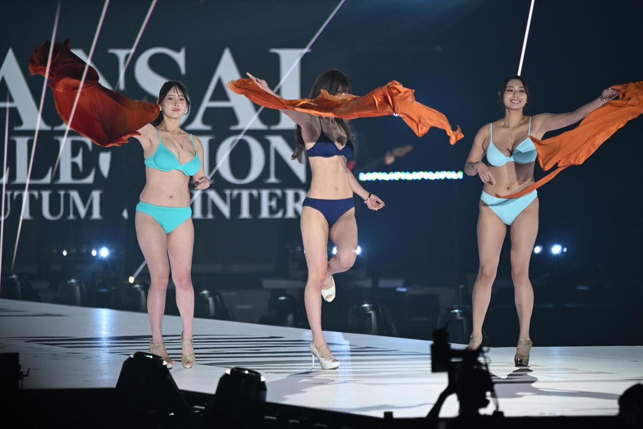 関西コレクションのランウェーに登場する左から白川愛梨、熊田曜子、星野琴（撮影・和賀正仁）