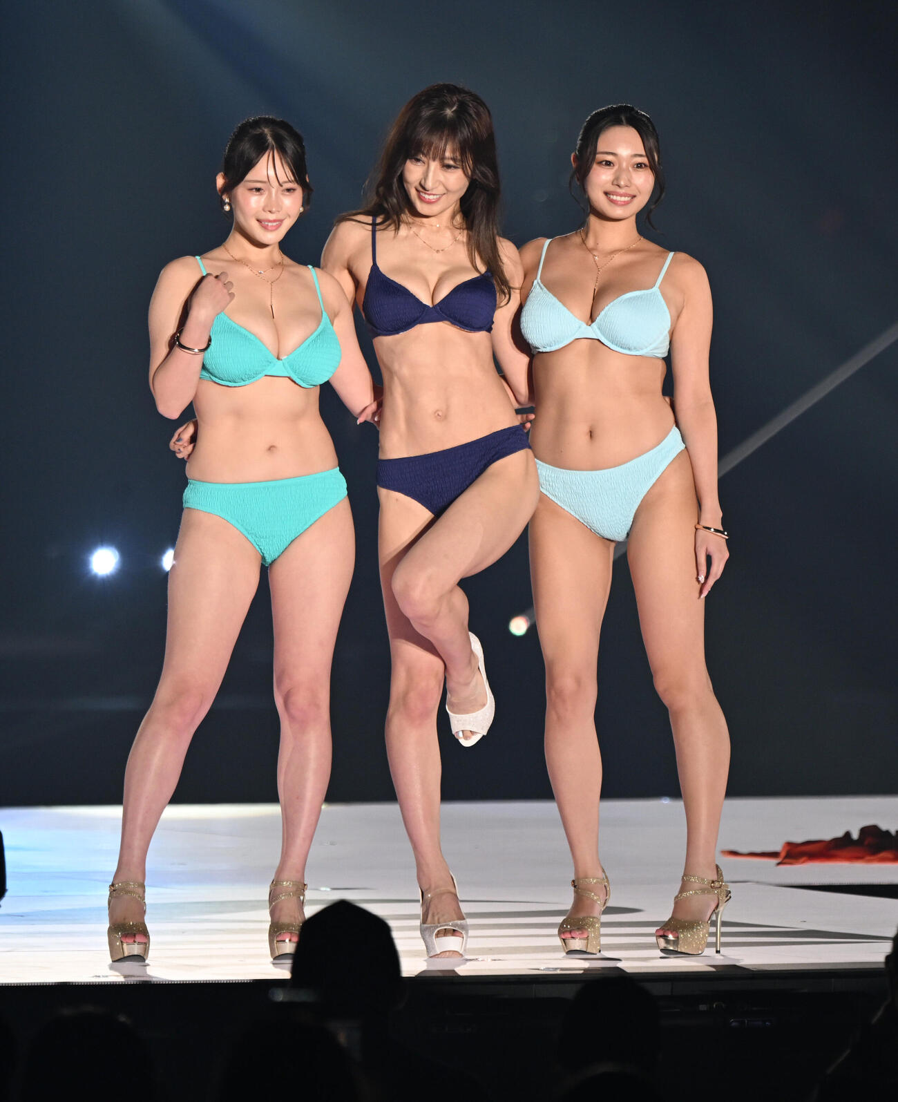 関西コレクションのランウェーに登場する左から白川愛梨、熊田曜子、星野琴（撮影・和賀正仁）