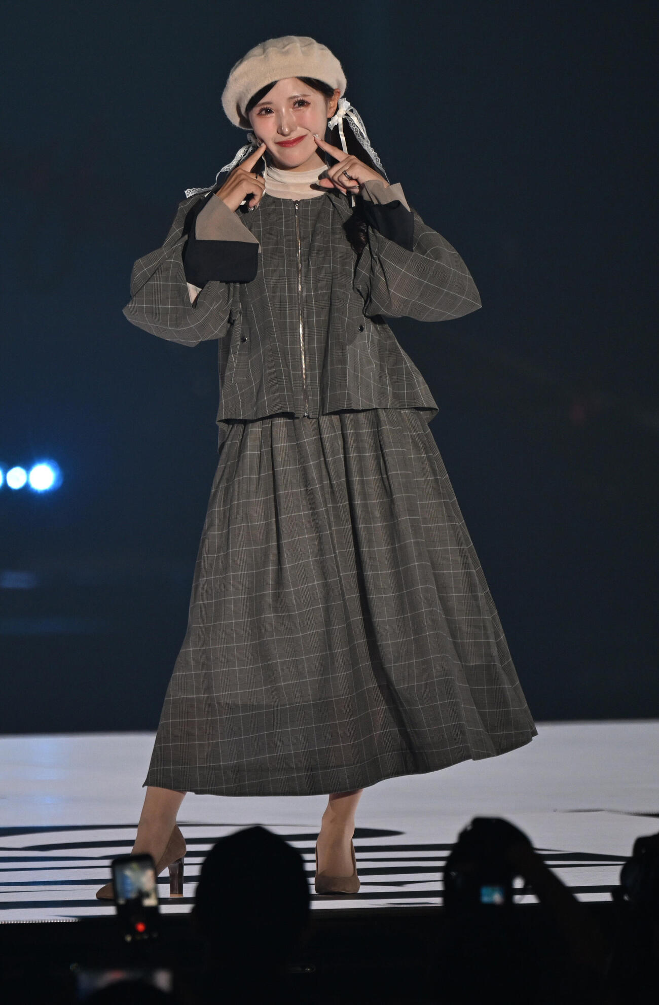 関西コレクションのランウェーに登場する女子プロゴルファーの臼井麗香（撮影・和賀正仁）