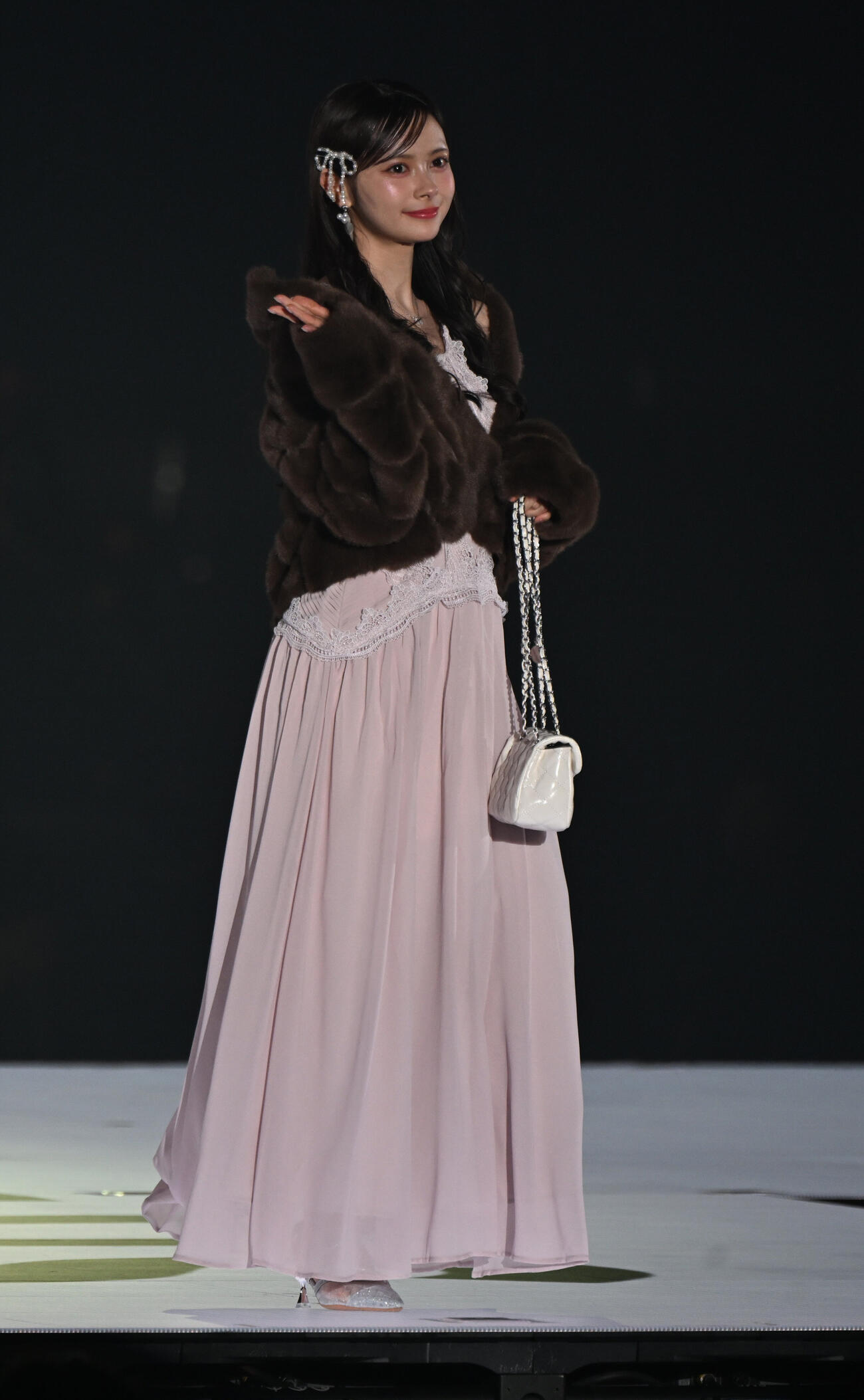 関西コレクションのランウェーに登場するAKB48の伊藤百花（撮影・和賀正仁）
