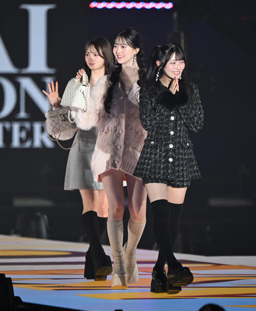 関西コレクションに登場するAKB48の伊藤百花、八木愛月、佐藤綺星(撮影・和賀正仁)