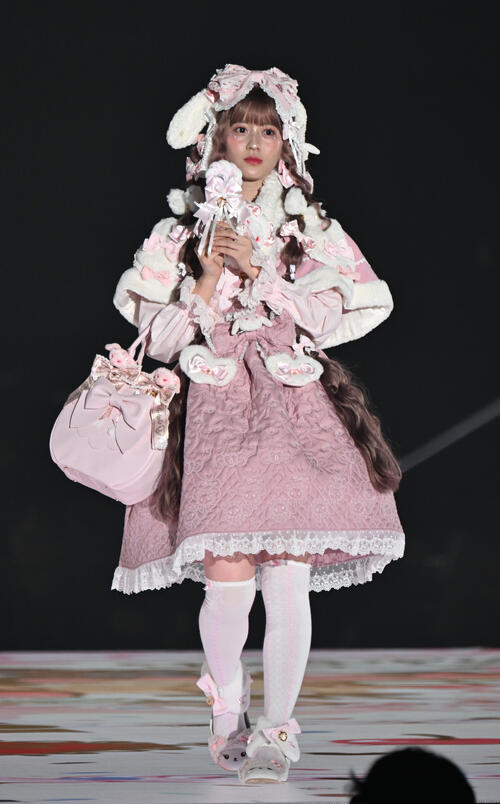 関西コレクションに登場するAKB48の八木愛月(撮影・和賀正仁)