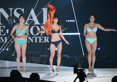 関西コレクションのランウェーに登場する左から白川愛梨、熊田曜子、星野琴(撮影・和賀正仁)