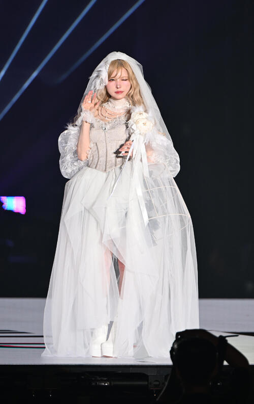 関西コレクションに登場する益若つばさ(撮影・和賀正仁)