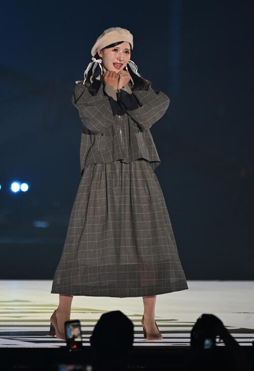 関西コレクションのランウェーに登場する女子プロゴルファーの臼井麗香(撮影・和賀正仁)