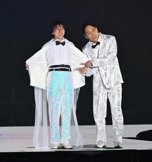 関西コレクションに登場するスーパーマラドーナの田中一彦(左)と武智(撮影・和賀正仁)