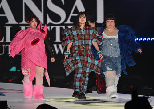 関西コレクションに登場する3時のヒロインの左からゆめっち、福田麻貴、かなで(撮影・和賀正仁)