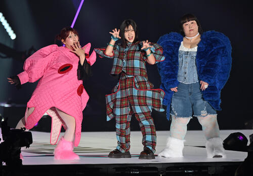 関西コレクションに登場する3時のヒロインの左からゆめっち、福田麻貴、かなで(撮影・和賀正仁)