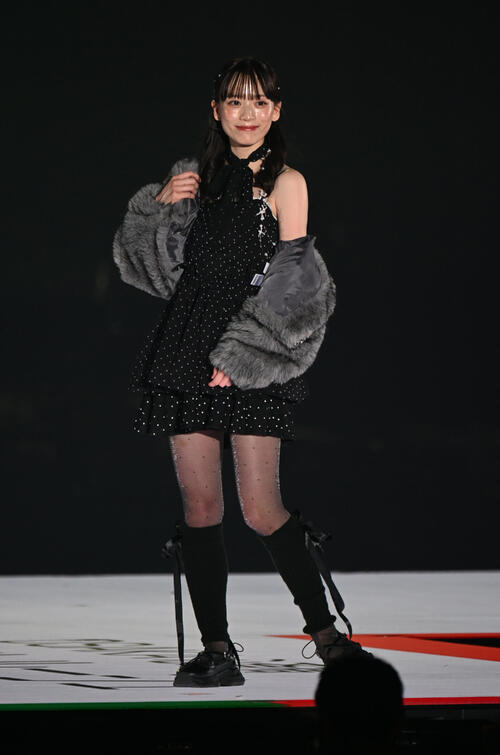 関西コレクションに登場する由布菜月(撮影・和賀正仁)