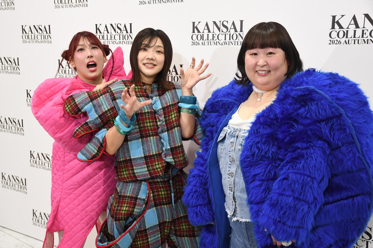 「カンサイコレクション2026 A／W」に出演した3時のヒロイン、左から、ゆめっち、福田麻貴、かなで（撮影・阪口孝志）
