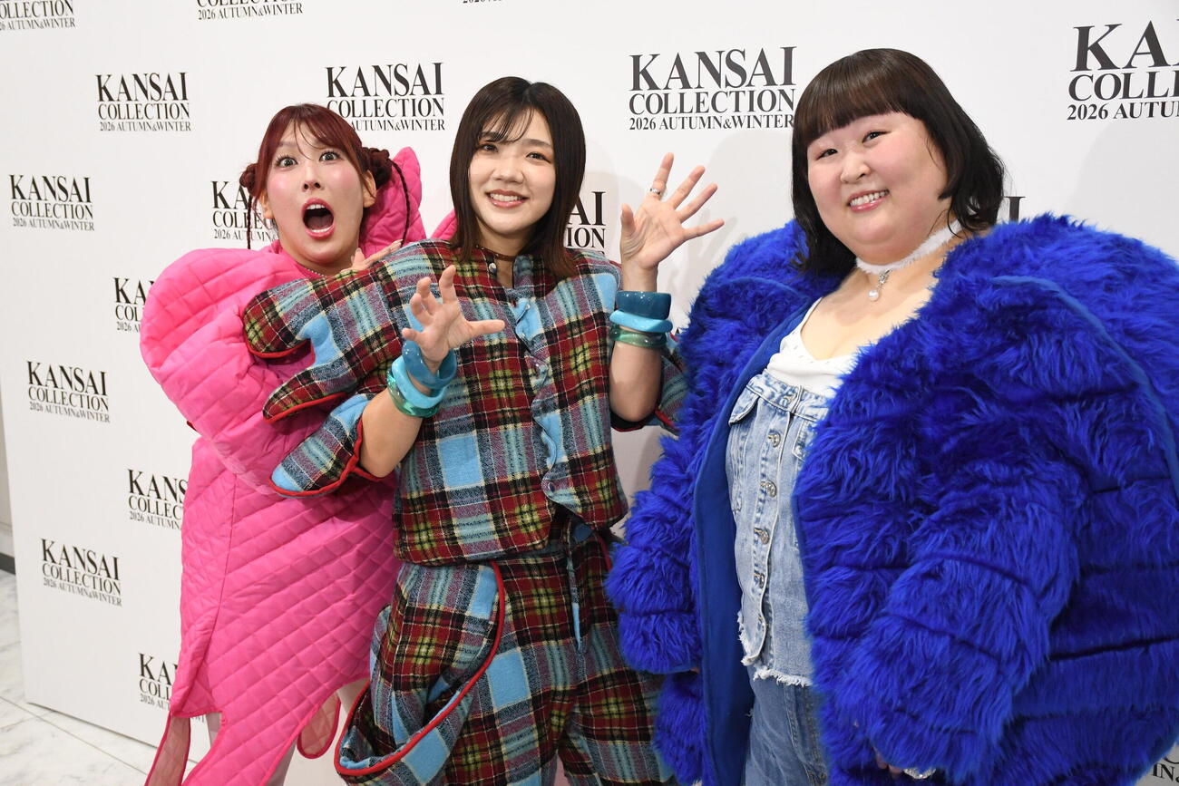 「カンサイコレクション2026 A／W」に出演した3時のヒロイン、左から、ゆめっち、福田麻貴、かなで（撮影・阪口孝志）