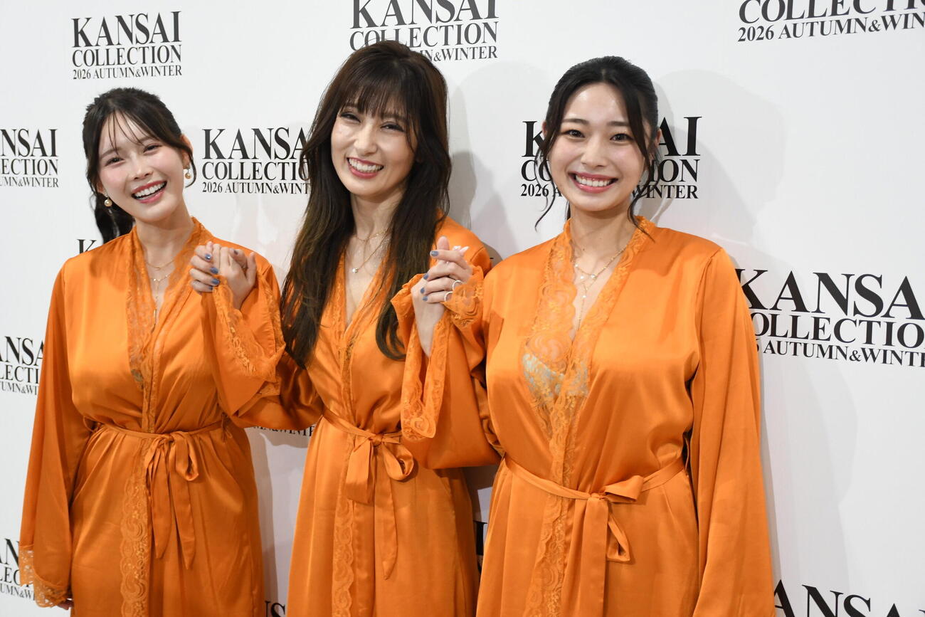 「カンサイコレクション2026 A／W」で恒例の水着姿を披露した、左から白川愛梨、熊田曜子、星野琴（撮影・阪口孝志）