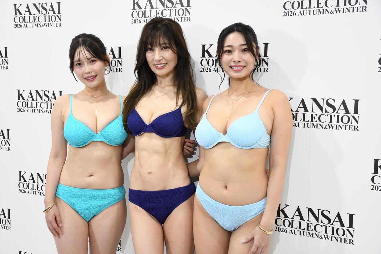 「カンサイコレクション2026 A／W」で恒例の水着姿を披露した、左から白川愛梨、熊田曜子、星野琴（撮影・阪口孝志）
