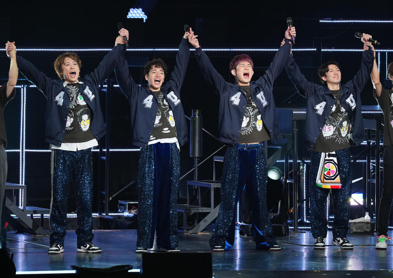 ダブルアンコールを終え、声援に応えるふぉ～ゆ～。左から越岡裕貴、福田悠太、松崎祐介、辰巳雄大（撮影・鈴木みどり）