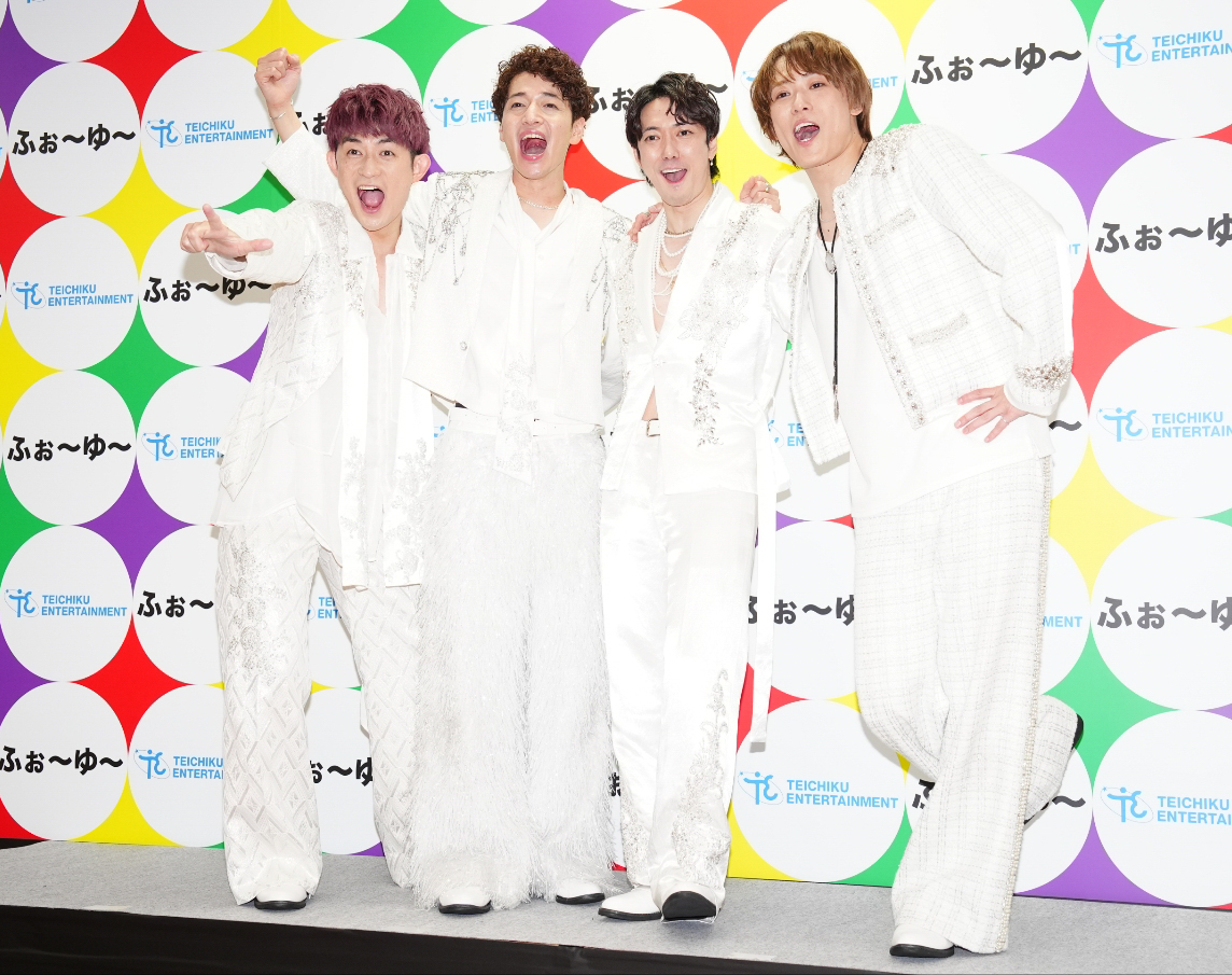 ライブ後、囲み取材のフォトセッションでポーズ決めるふぉ～ゆ～。左から松崎祐介、福田悠太、辰巳雄大、越岡裕貴（撮影・鈴木みどり）