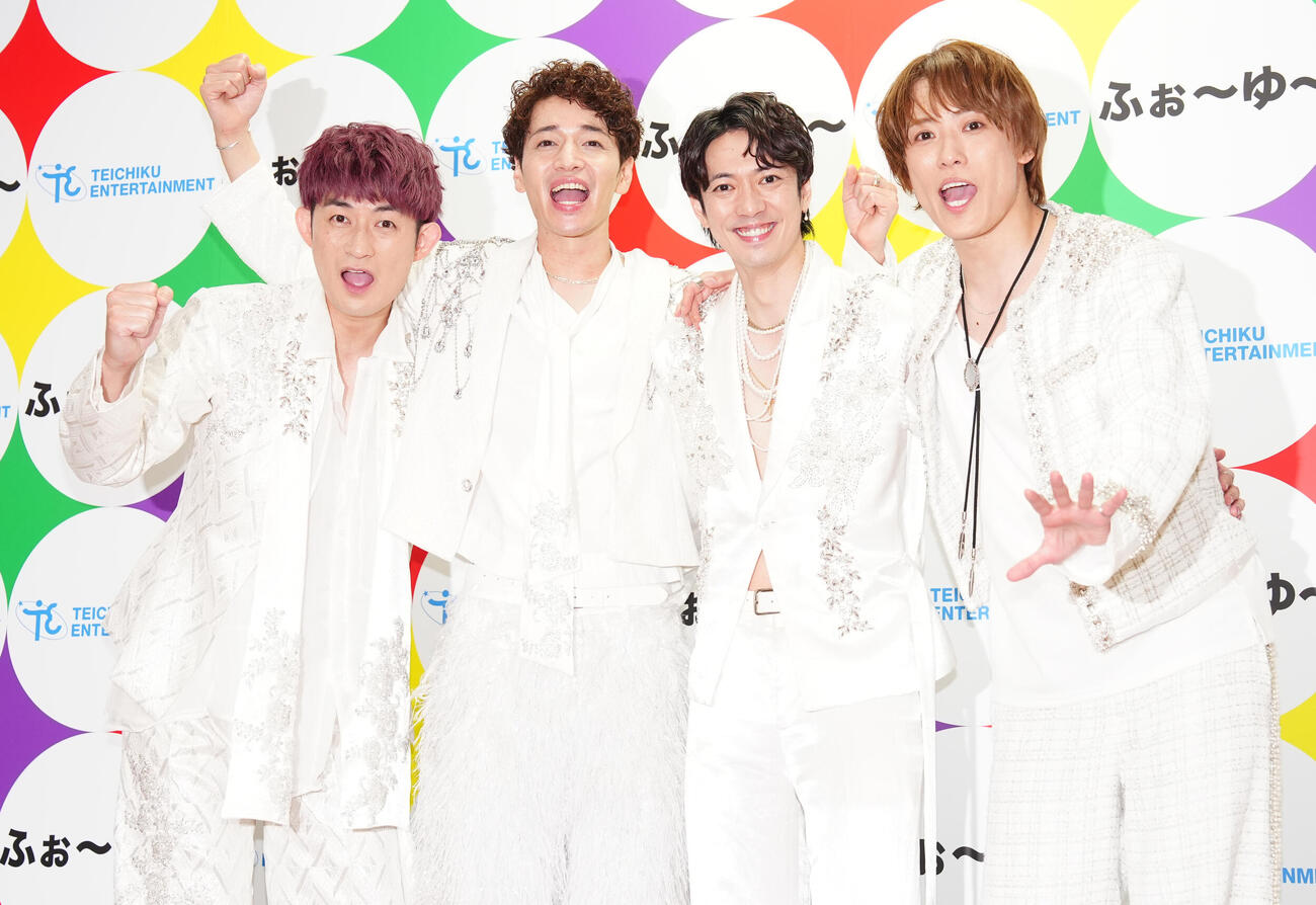 ライブ後、囲み取材のフォトセッションでポーズ決めるふぉ～ゆ～。左から松崎祐介、福田悠太、辰巳雄大、越岡裕貴（撮影・鈴木みどり）