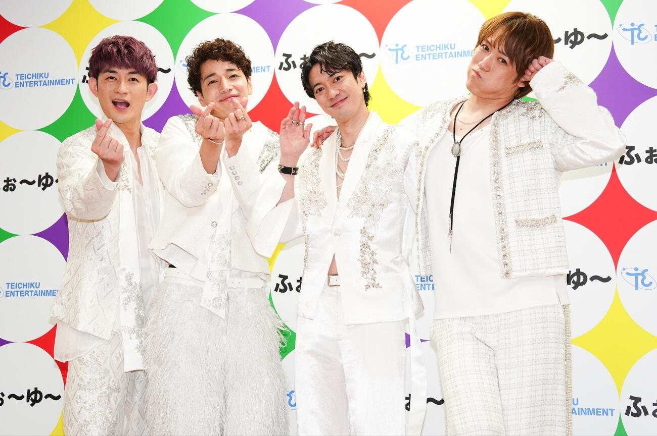 ライブ後、囲み取材のフォトセッションで可愛らしくポーズを決めるふぉ～ゆ～。左から松崎祐介、福田悠太、辰巳雄大、越岡裕貴（撮影・鈴木みどり）