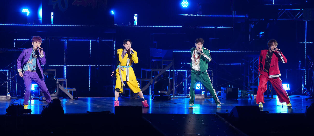 パフォーマンスするふぉ～ゆ～。左から松崎祐介、辰巳雄大、福田悠太、越岡裕貴（撮影・鈴木みどり）