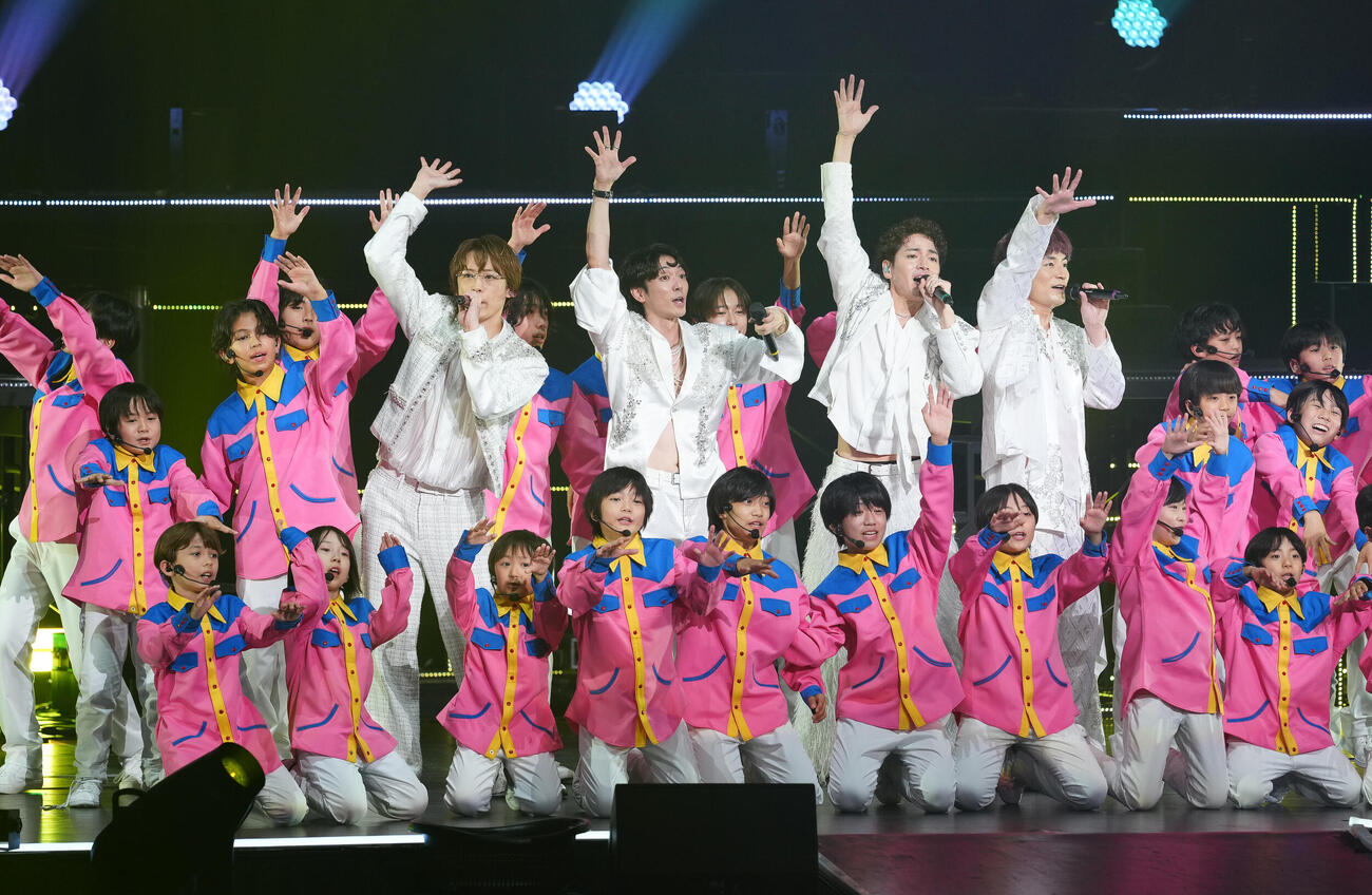 ジュニアと一緒にパフォーマンスするふぉ～ゆ～。中列左から3人目から越岡裕貴、辰巳雄大、福田悠太、松崎祐介（撮影・鈴木みどり）