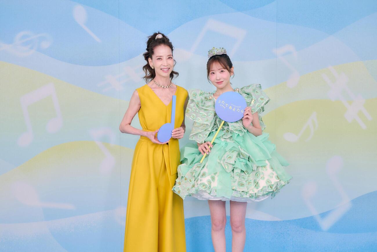 「NHK夏の音楽祭　うたであえたら　2026」のピンク・レディースペシャルメドレーで共演した増田惠子（左）とFRUITS ZIPPERの櫻井優衣