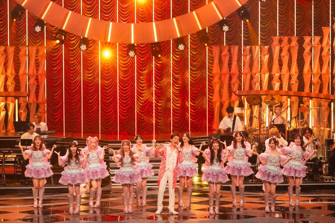 「NHK夏の音楽祭　うたであえたら　2026」に出演した郷ひろみ（中央）と＝LOVEメンバー