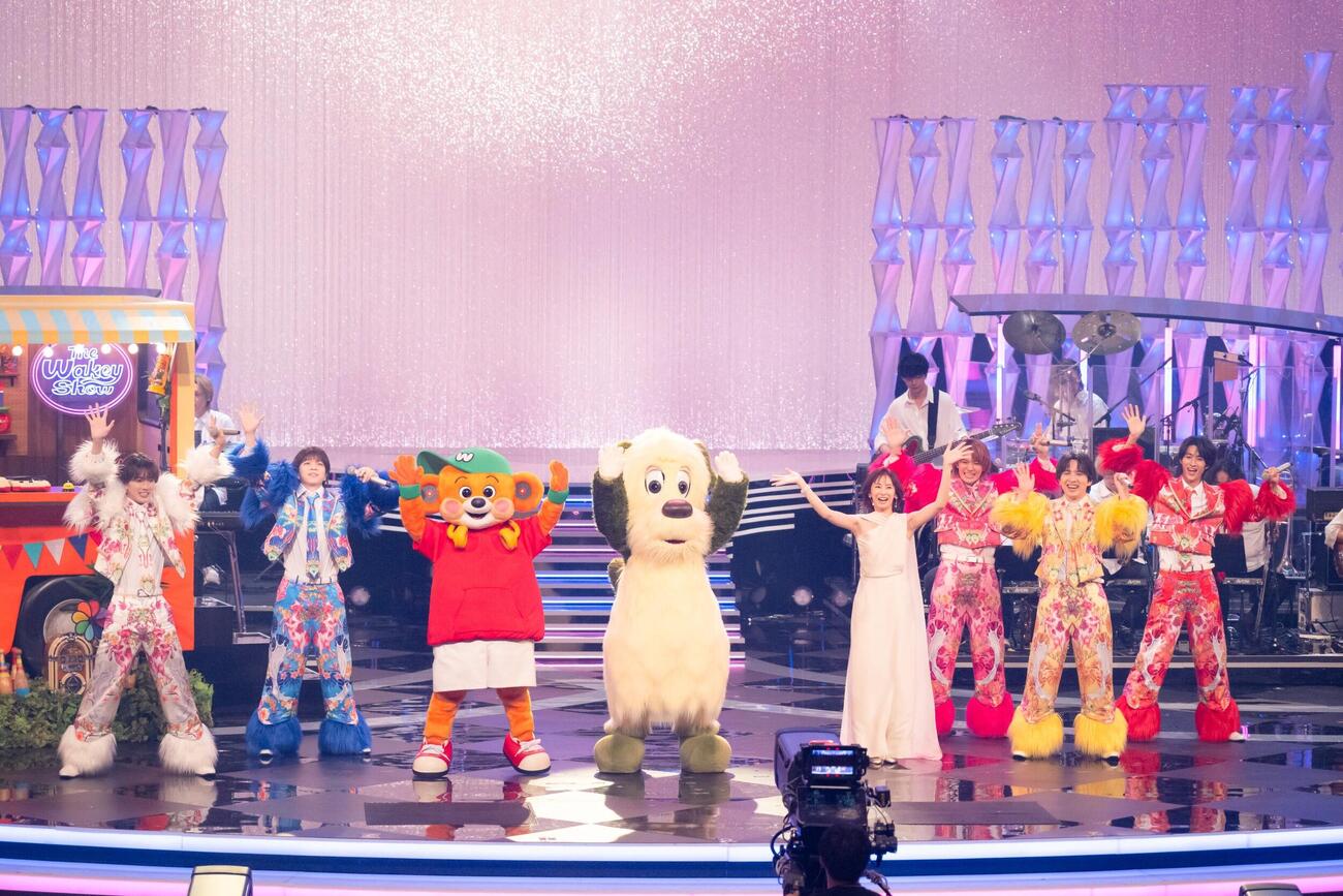 「NHK夏の音楽祭　うたであえたら　2026」で司会を務めた北川景子（ステージ上右から4人目）は、特別企画でM！LKと共演した