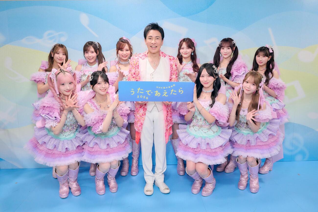 「NHK夏の音楽祭　うたであえたら　2026」に出演した郷ひろみ（中央）と＝LOVEメンバー